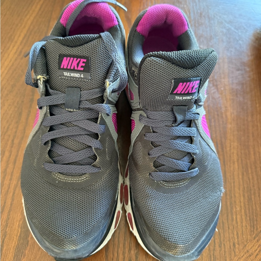 Nike Gray and Pink Athletic Shoes Low-Top Design